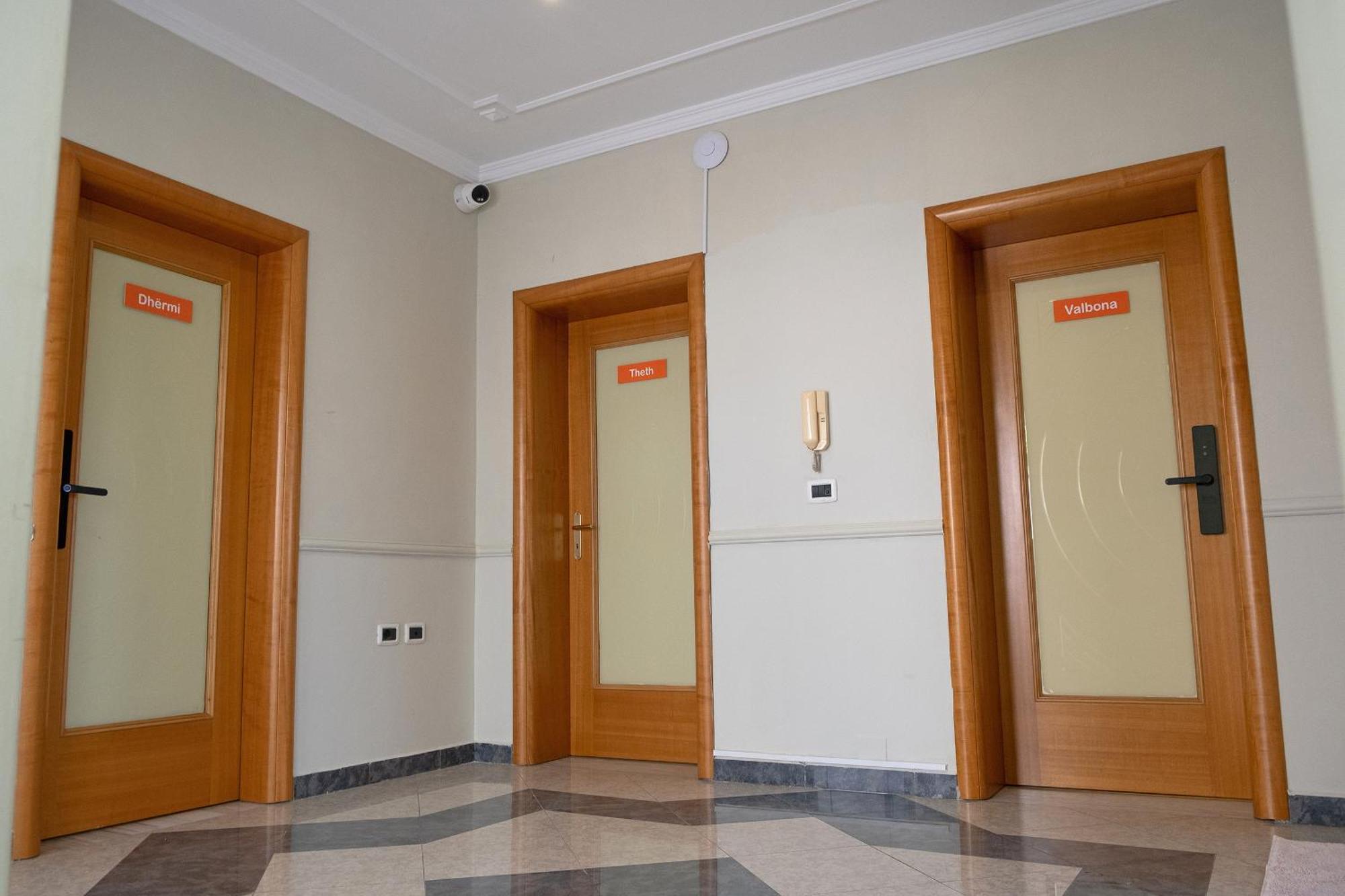 Mandarine Hostel Тирана Экстерьер фото