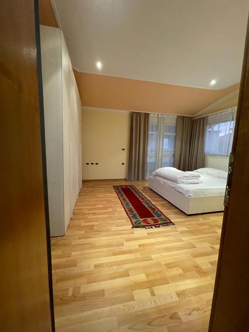 Mandarine Hostel Тирана Экстерьер фото