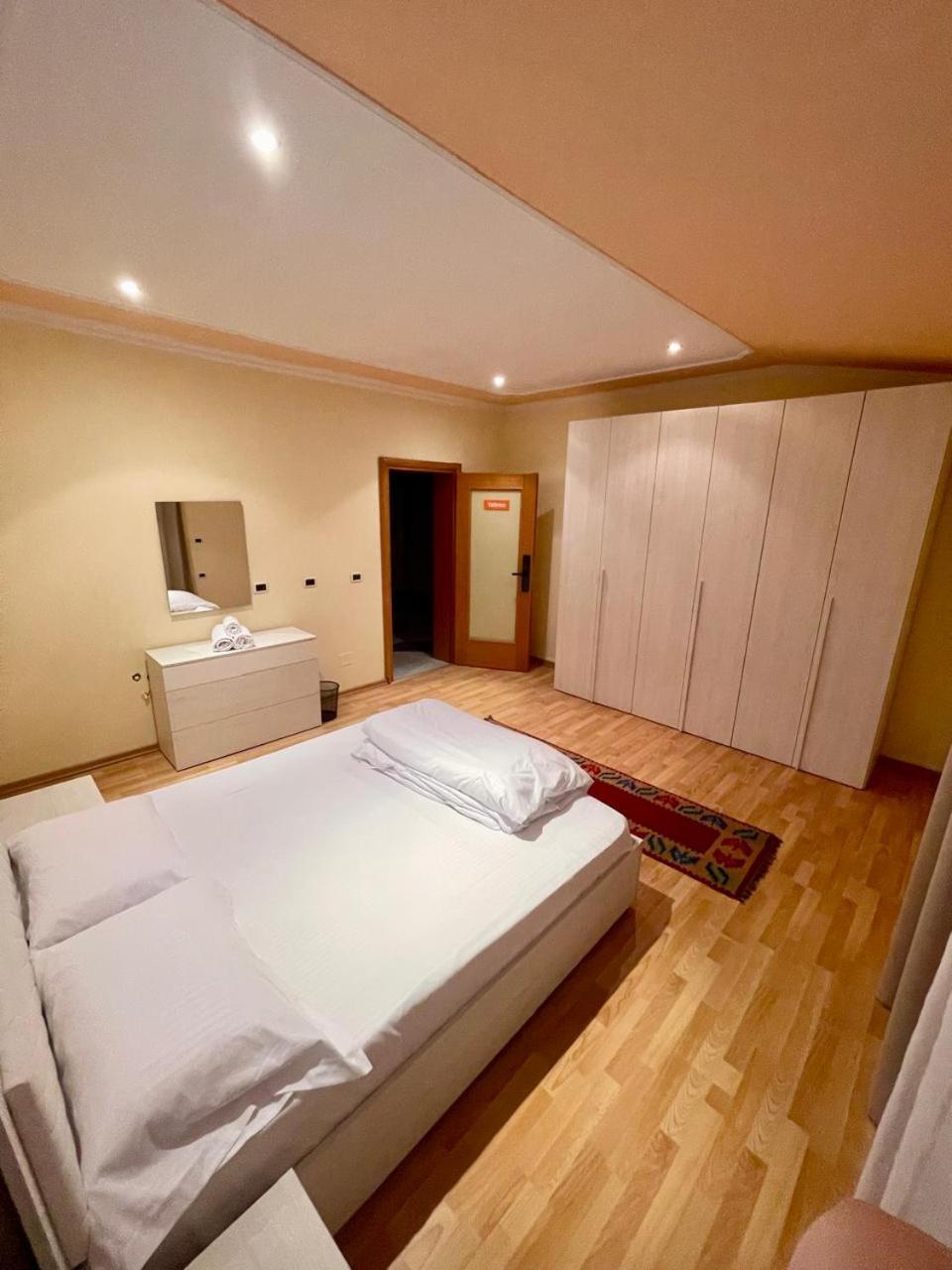 Mandarine Hostel Тирана Экстерьер фото