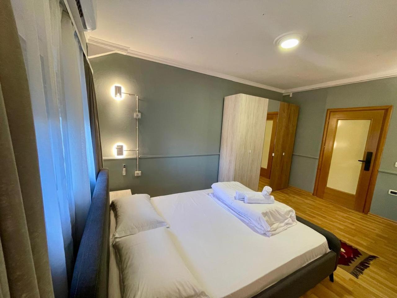 Mandarine Hostel Тирана Экстерьер фото