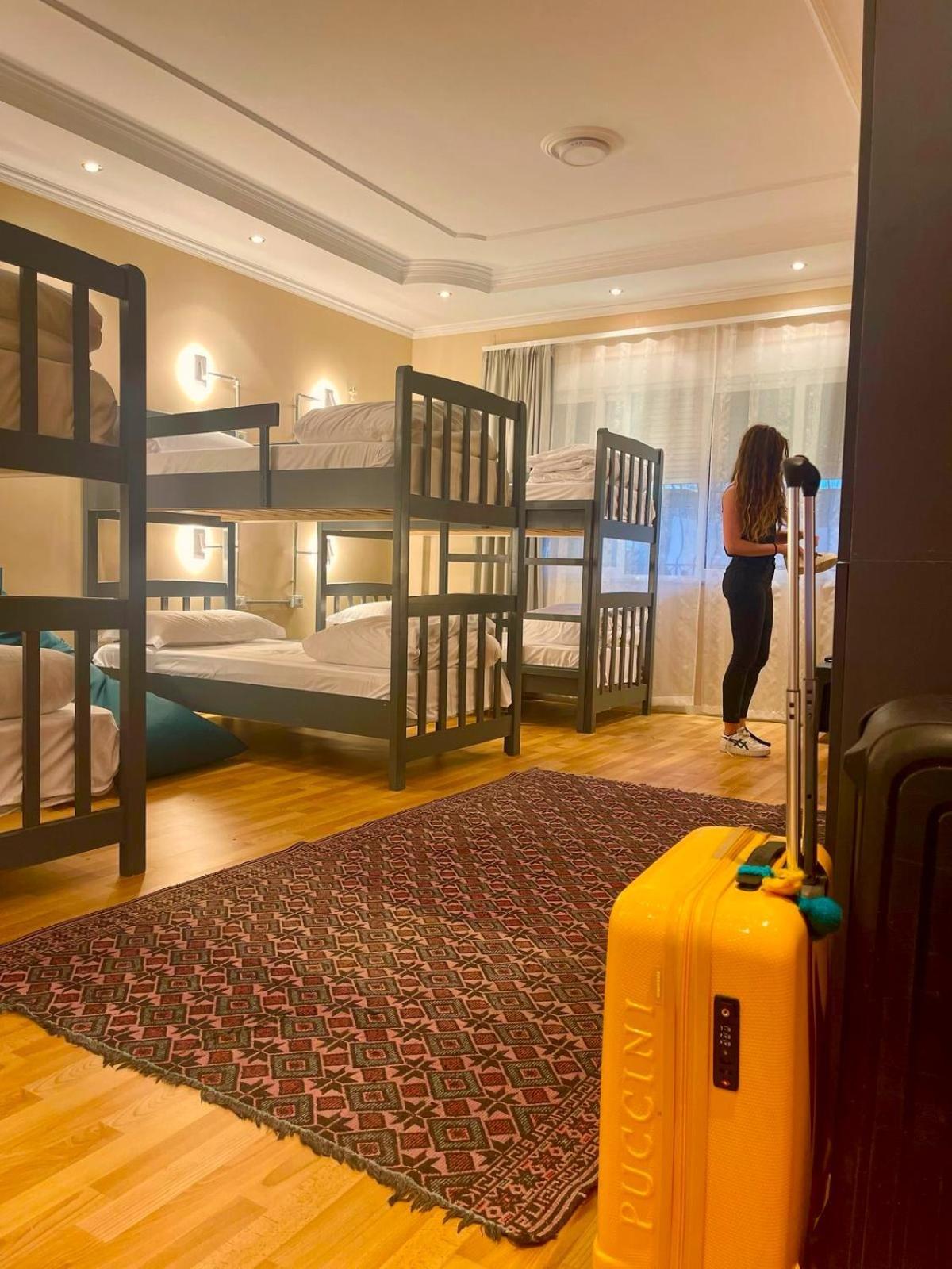 Mandarine Hostel Тирана Экстерьер фото